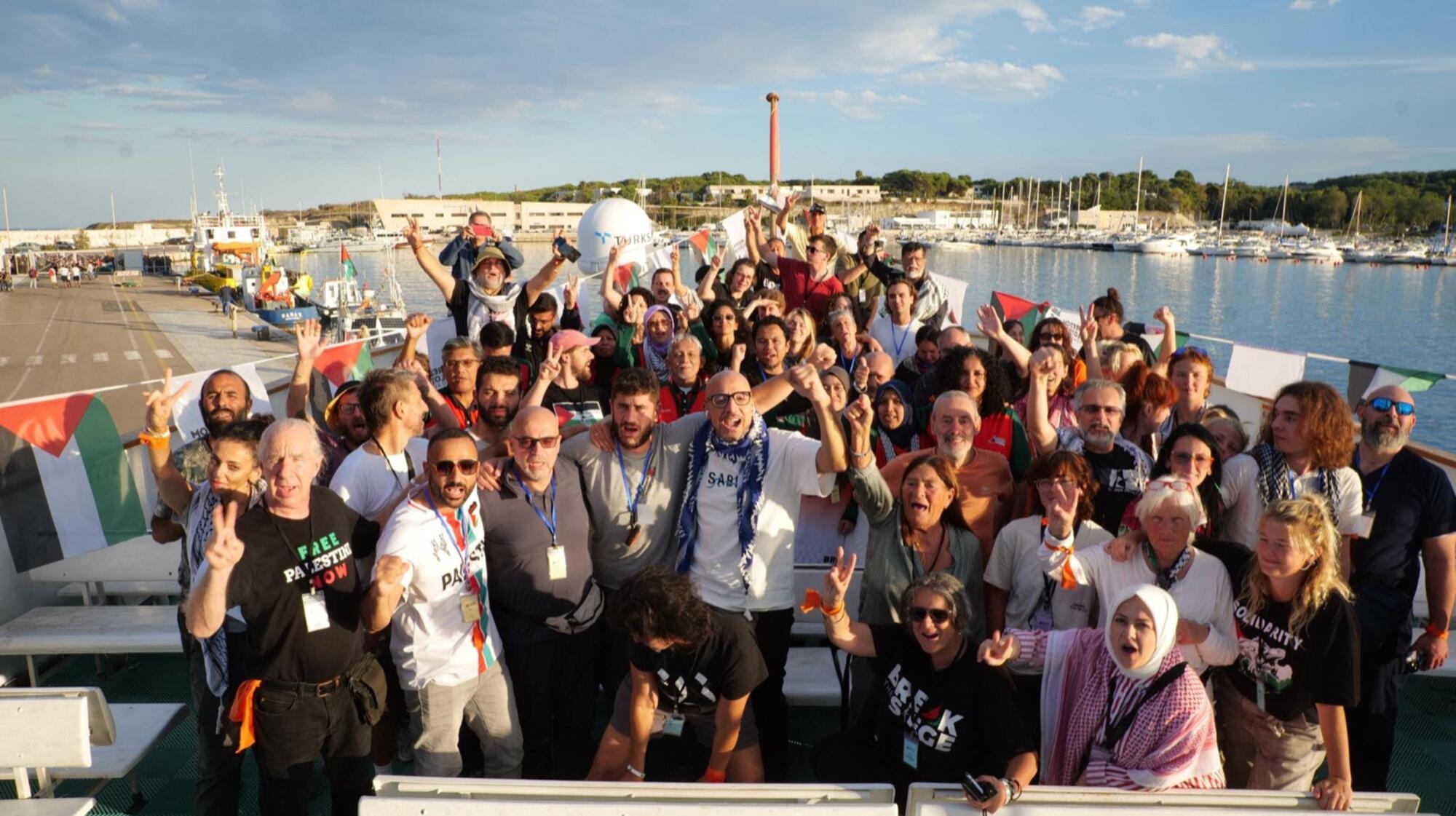 Grupo de participantes a bordo del Conscience.
